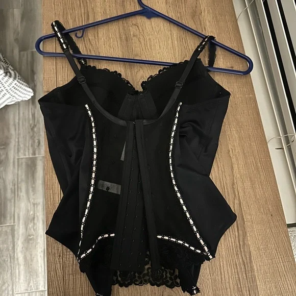 Elegant Black Corset - Picture 2 of 2